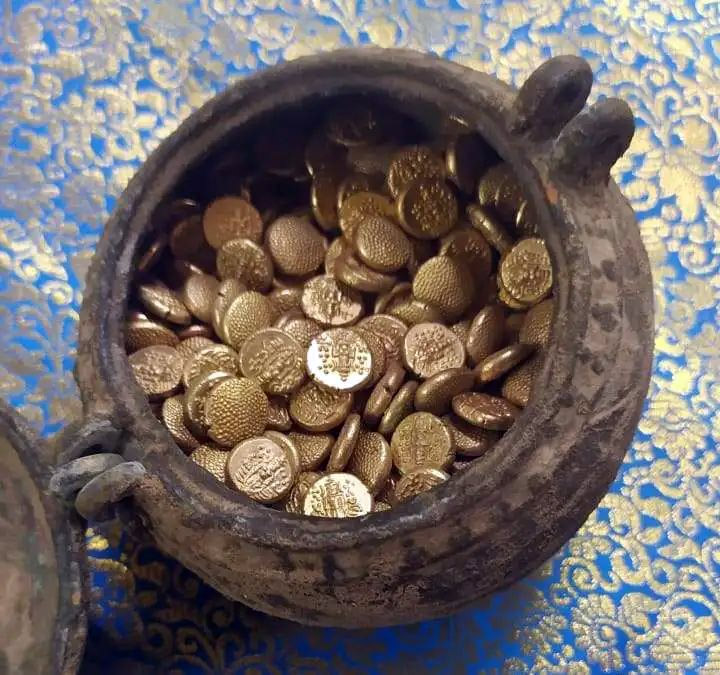 V indickém chrámu objevili hrnec plný zlatých mincí